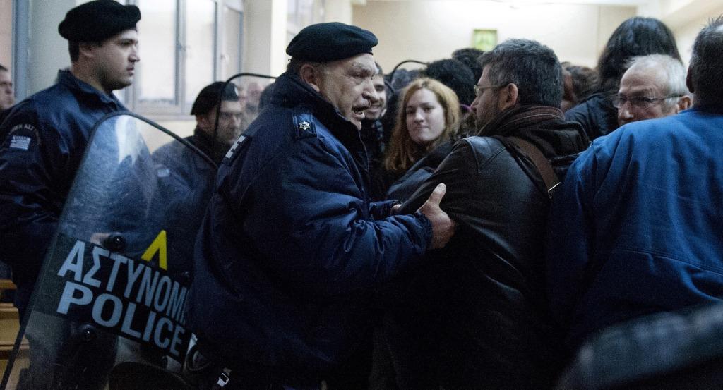 Βίντεο: Σκηνές εξέγερσης στην Θεσσαλονίκη – Συγκρούσεις μέσα σε δικαστήριο για να αποτραπεί ο πλειστηριασμός σπιτιού ΑμΕΑ!