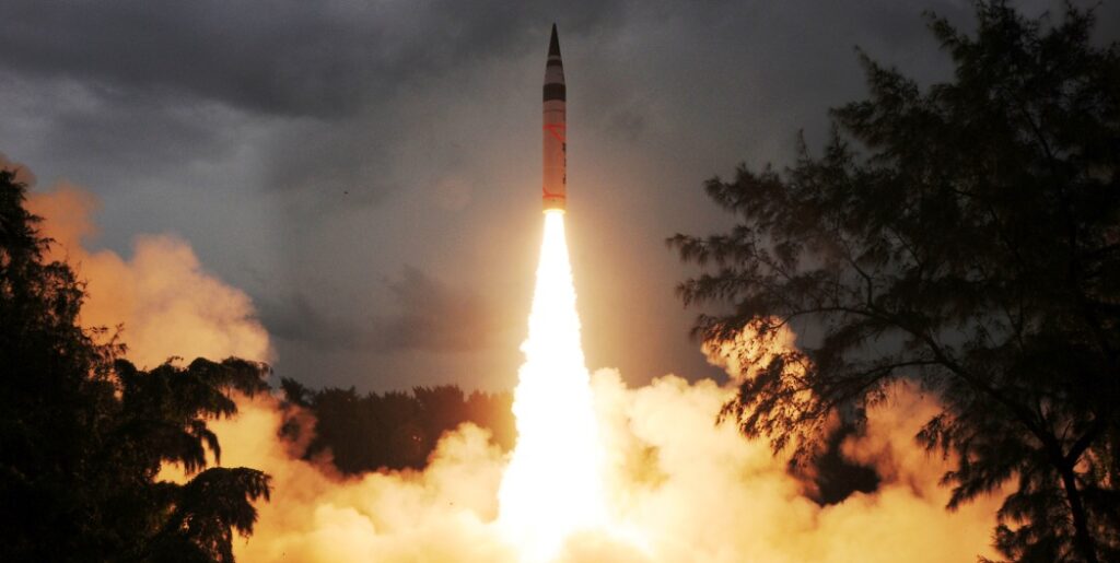 Με πυρηνικό ολοκαύτωμα απείλησε το Πακιστάν την Ινδία – Πακιστανός ΥΠΑΜ: «Θα την εξαφανίσουμε από το χάρτη εάν επιτεθεί»