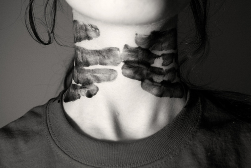 Τραγικό! Κάμερα ασφαλείας καταγράφει άνδρα να προσπαθεί να στραγγαλίσει τη μητέρα του (βίντεο)