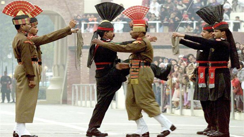 Η υποστολή σημαιών στο φυλάκιο του Wagah στα σύνορα Ινδίας – Πακιστάν λίγο μετά την πραγματοποίηση επίθεσης του ινδικού Στρατού στο Κασμίρ