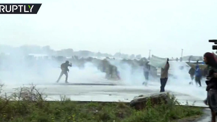 Με κανόνια νερού και δακρυγόνα η γαλλική αστυνομία διέλυσε διαδήλωση υπέρ των μεταναστών στο Καλαί (φωτο βίντεο)