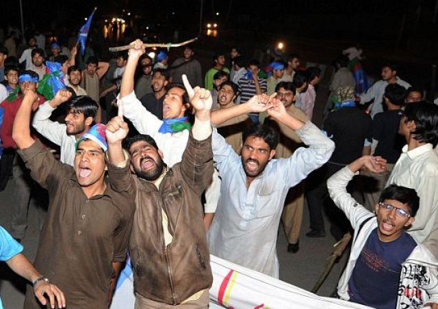 Αφησαν ελεύθερους τους 4 Πακιστανούς βιαστές του 16χρονου στην Λέσβο – Οι πολίτες να προσέχουν τα παιδιά τους