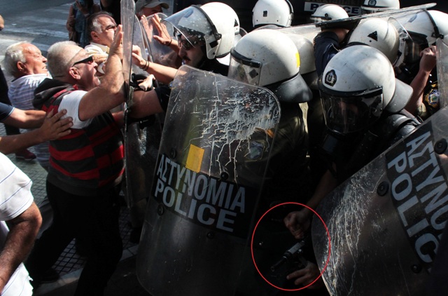 Εντοπίστηκε ο αστυνομικός που έριξε χημικά στους συνταξιούχους – Φοβήθηκαν ότι θα ανατρέψουν την κλούβα