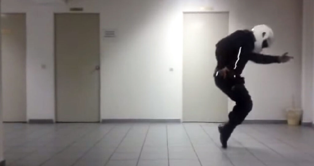 Έλληνας Αστυνομικός χορεύει Μάικλ Τζάκσον με στολή και κράνος! [βίντεο]