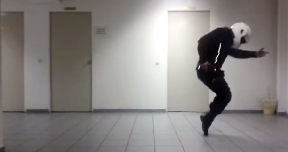 Έλληνας Αστυνομικός χορεύει Μάικλ Τζάκσον με στολή και κράνος! [βίντεο]