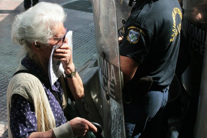 Κατίνα Μανιτάρα: Μια συνταξιούχος της Εθνικής Αντίστασης που ψεκάστηκε από τα ΜΑΤ (εικόνες, vid)