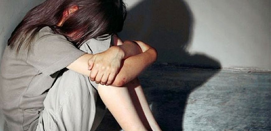 Φρίκη στην Πτολεμαϊδα: «Πα-τέρας» ασελγούσε στην 11χρονη κόρη του τάζοντάς της κινητό