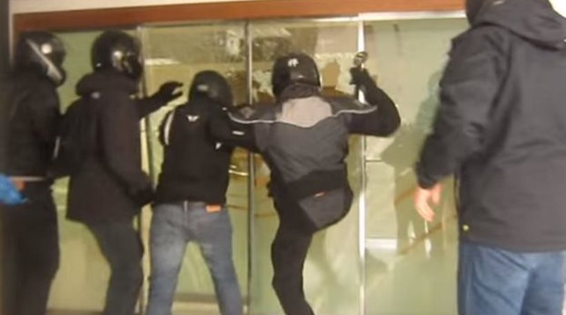 Ο Ρουβίκωνας εισέβαλε πριν από λίγο σε εκδήλωση με ομιλητές τους Τσακαλώτο και Σταθάκη