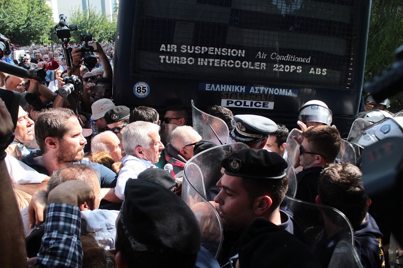 Χημικά στους συνταξιούχους: Ένας αστυνομικός της ΥΜΕΤ απαντά για το τι πραγματικά συνέβη