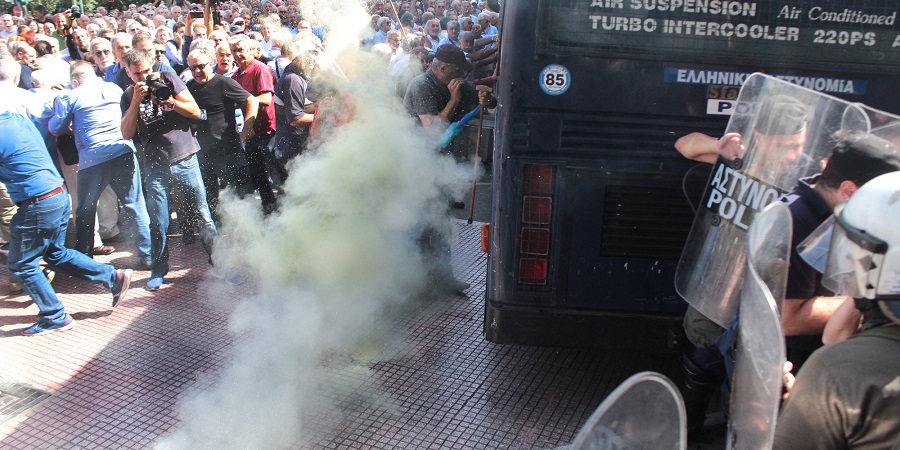 «Φοβήθηκα…»: Τι εξήγηση δίνει ο αστυνομικός που ψέκασε χθες τους ηλικιωμένους διαδηλωτές (vid)