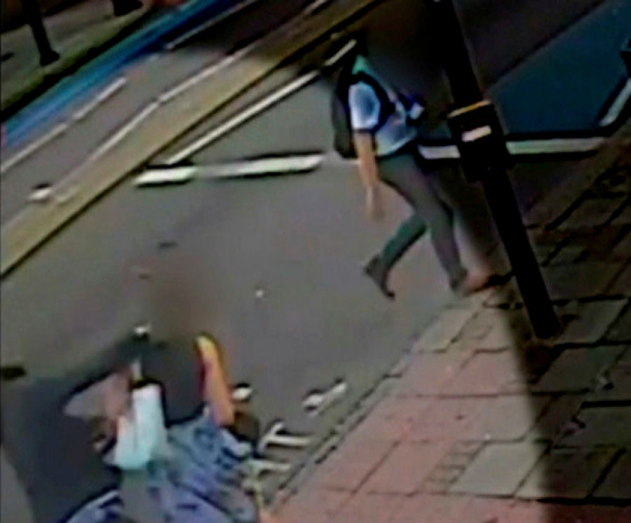 Βρετανία: Χτυπούν απροειδοποίητα περαστικούς στον δρόμο (βίντεο)