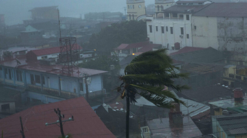 Ο τυφώνας Μάθιου σκότωσε 339 στην Αϊτή – Στη Φλόριντα ετοιμάζονται για «φονικό πέρασμα» (φωτό, βίντεο)