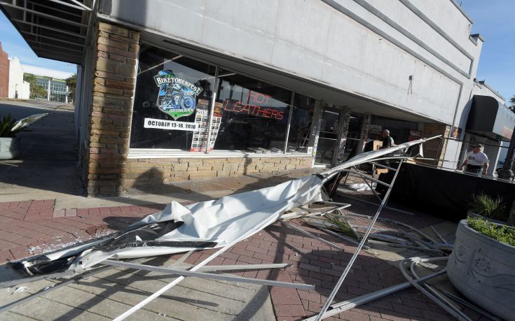 Εξασθενεί ο τυφώνας Μάθιου στη Φλόριντα – Σε τραγική κατάσταση η Αϊτή με 877 θύματα (εικόνες)