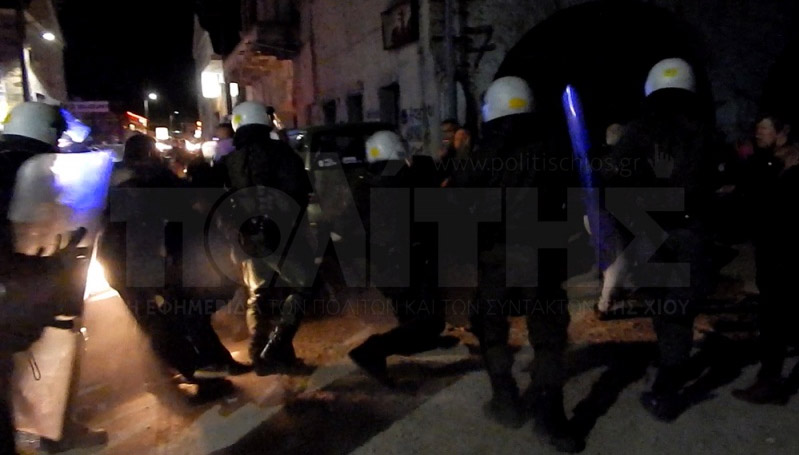 Χίος: Εκτεταμένα επεισόδια και πυρκαγιά στον καταυλισμό της Σούδας – Χρειάστηκε να επέμβουν τα ΜΑΤ