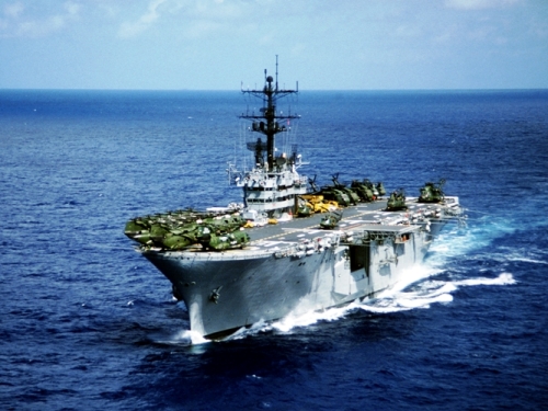 Το USS Iwo Jima αποπλέει από το Νόρφολκ εν μέσω θύελλας για να παραδώσει ανθρωπιστική βοήθεια στην Αιτή