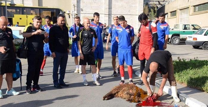 Εικόνα σοκ: Η εθνική Ιράκ έσφαξε αρνί θυσία στον Αλλάχ για να «σπάσει» την γκίνια!