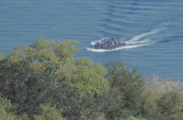 Βίντεο – ντοκουμέντο: Πώς αφήνουν μέρα μεσημέρι μετανάστες σε απόκρημνη παραλία της Λέσβου