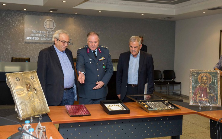 Στο υπ.Πολιτισμού τα κατασχεθέντα αρχαία αντικείμενα (φωτό)