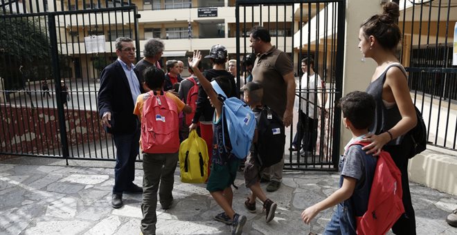 Ένταση στο 66ο δημοτικό Αθηνών – Γονείς διαπληκτίστηκαν με μέλη ΜΚΟ που συνόδευαν προσφυγόπουλα στο σχολείο (βίντεο)