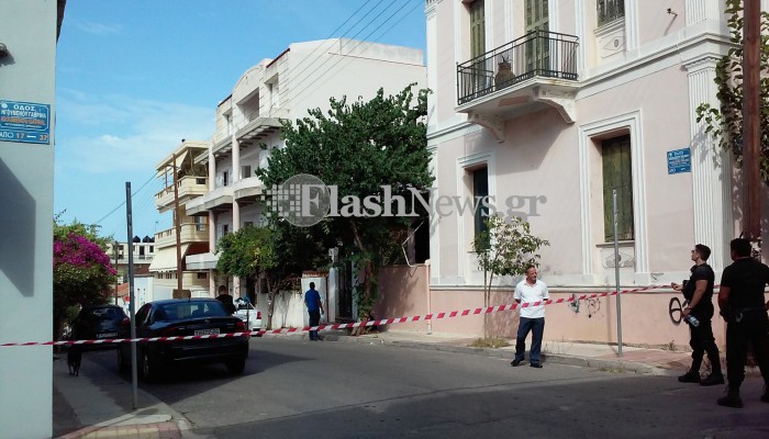 Αναστάτωση αυτή την ώρα στο κέντρο των Χανίων – Άνδρας έχει ταμπουρωθεί στην ταράτσα νεοανεγειρόμενου κτιρίου (φωτό)