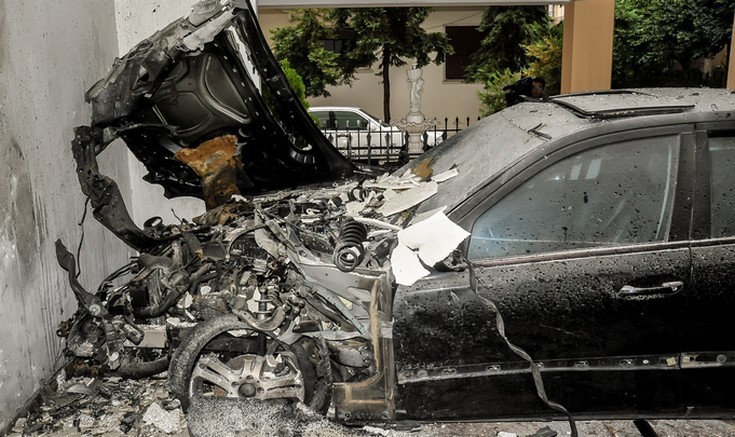 Δείτε το αυτοκίνητο του σωφρονιστικού υπαλλήλου μετά την έκρηξη (φωτό)