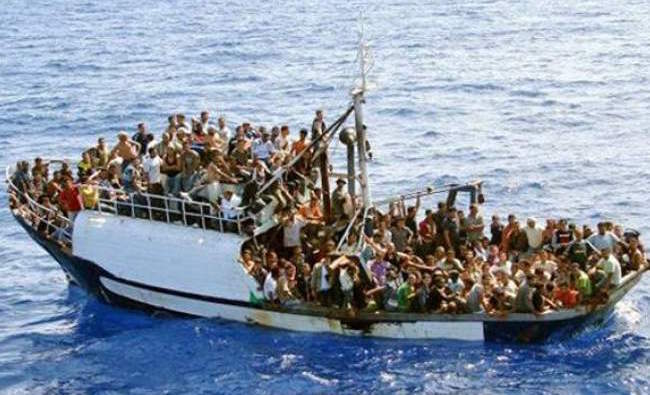 Σκάφος με 50 μετανάστες πλέει προς Τήνο-Μύκονο