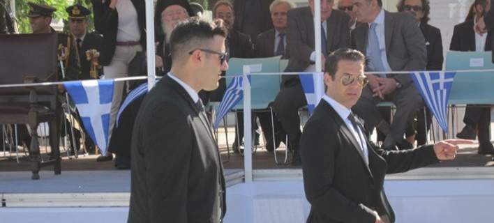 Οι εντυπωσιακοί σωματοφύλακες του Παυλόπουλου έκλεψαν τις εντυπώσεις στη Λήμνο (εικόνες)