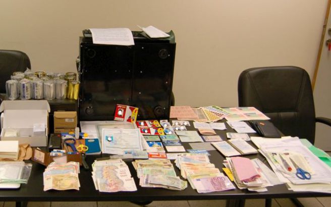 Θήβα: Πλαστογράφοι εφοδίαζαν παράνομους μετανάστες με έγγραφα και άδειες παραμονής