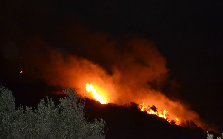 Δύσκολη νύχτα στον Πλάτανο Κισάμου – Φωτό και βίντεο από τη μεγάλη φωτιά στην περιοχή