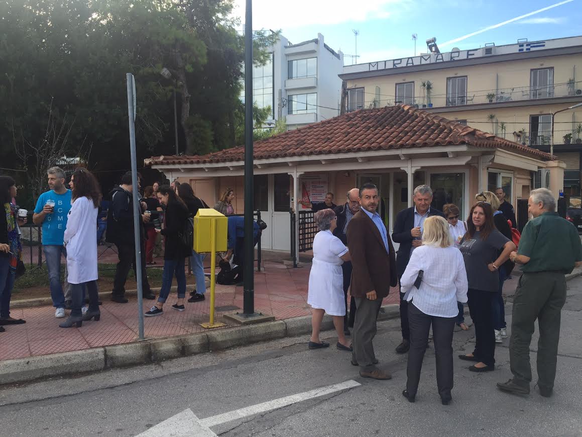 Ασκληπιείο Βούλας: Ένταση και τσακωμοί σε διαμαρτυρία των εργαζομένων για παράνομες μετακινήσεις (εικόνες, vid)