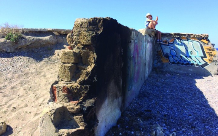 Ρόδος: Έκαψαν τους διαδρόμους της παραλίας για να… κάνουν μπάρμπεκιου
