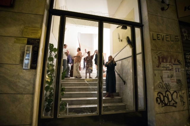 Διαλυμένα αυτοκίνητα, σπασμένες βιτρίνες, ξεριζωμένα θυροτηλέφωνα: Οι υλικές ζημιές που προκάλεσε η έκρηξη στα Εξάρχεια (φωτό)