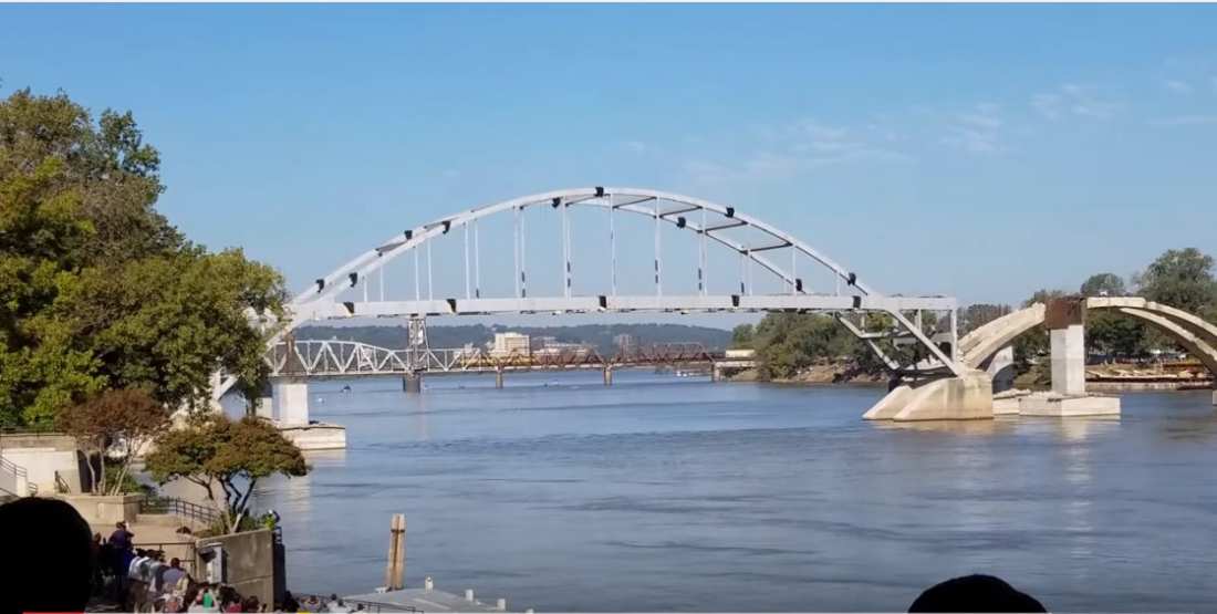 Η γέφυρα που αρνείται να πέσει – Παρέμεινε στο… ύψος της παρά την ελεγχόμενη έκρηξη (βίντεο)