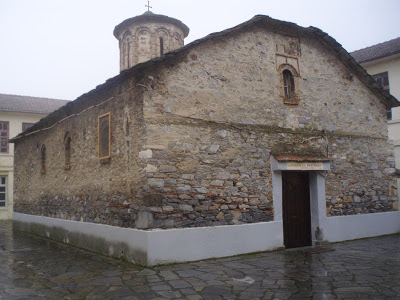 Πρόσφυγες προχώρησαν σε κατάληψη της ιστορικής μονής Παναγίας Πέτρας Ολύμπου – Έντονες οι αντιδράσεις από την Ιερά Μητρόπολη Κίτρους