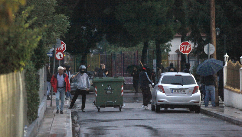 Βίντεο: Εξέγερση προσφύγων στο Ωραιόκαστρο με αφορμή ένα τροχαίο – Πολιορκείται το αστυνομικό τμήμα από πρόσφυγες (upd)