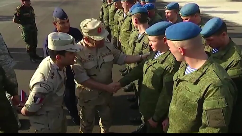 Δείτε την άφιξη των Ρώσων αλεξιπτωτιστών στην Αίγυπτο για τα κοινά στρατιωτικά γυμνάσια