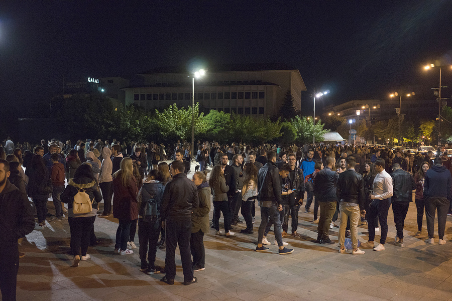 Στις πλατείες έβγαλαν το βράδυ οι κάτοικοι των Ιωαννίνων μετά την χθεσινή σεισμική δόνηση των 5,3 Ρίχτερ (εικόνες, βίντεο)