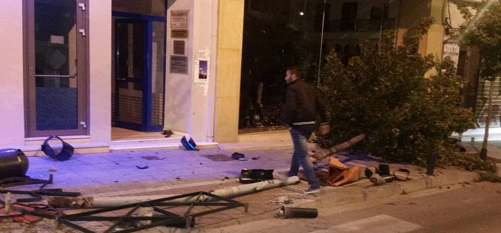 Κοζάνη: Έβαλε Παπακωνσταντίνου στη διαπασών, πάτησε το γκάζι και τα πήρε όλα σβάρνα… (εικόνες)