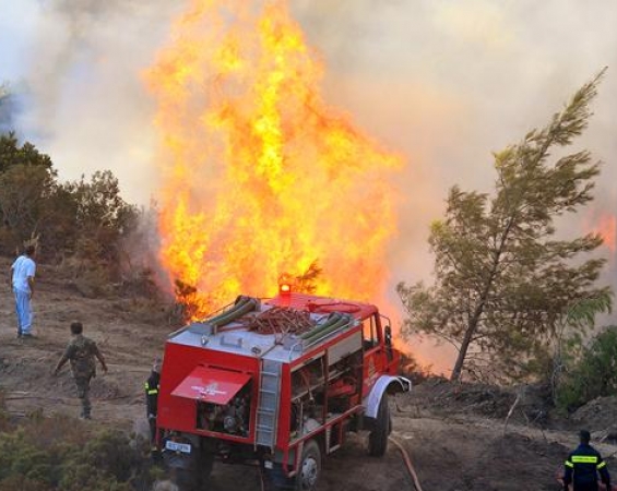 Άνδρος: Σε εξέλιξη μεγάλη πυρκαγιά – Εκκενώνεται οικισμός