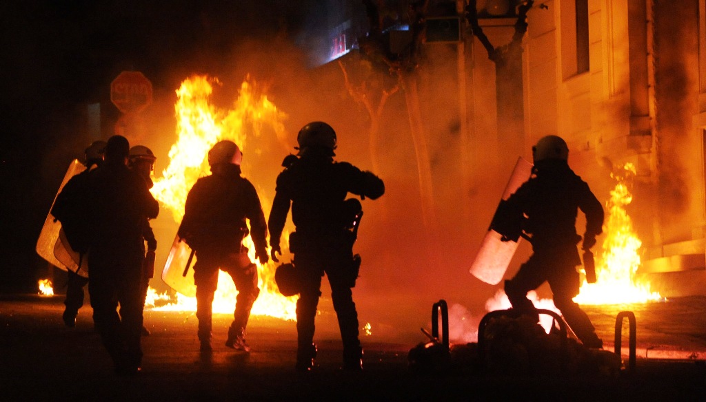 «Βροχή» από μολότοφ στο Πολυτεχνείο από περίπου 100 άτομα (βίντεο) (upd)