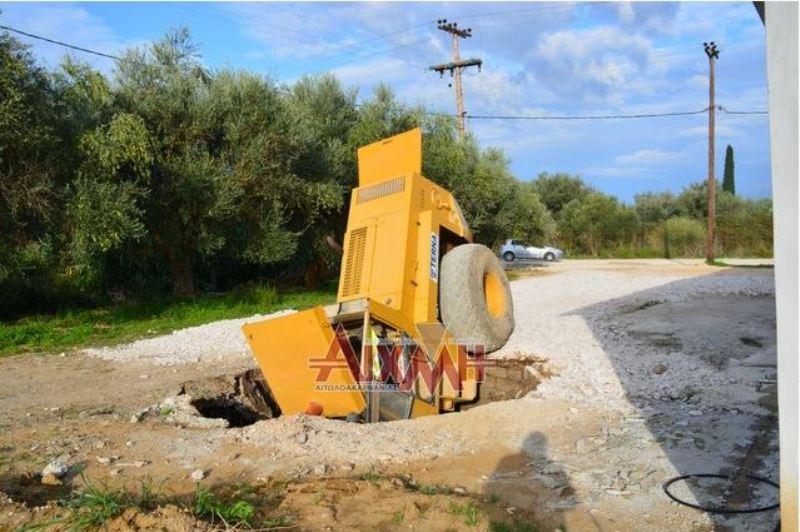 Αιτωλικό: «Άνοιξε η γη» και κατάπιε ολόκληρο οδοστρωτήρα (φωτό)