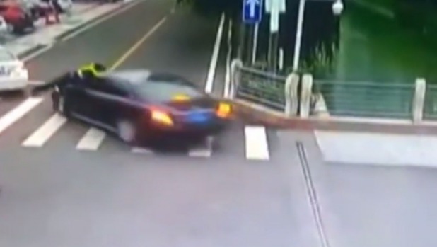 Κίνα: Τροχονόμος παρασύρεται από μεθυσμένο οδηγό που έτρεχε με 100 χλμ. την ώρα (βίντεο)