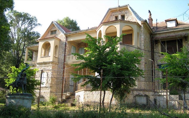 Ρημάζει απο την εγκατάλειψη και τις κλοπές το πρώην βασιλικό κτήμα Τατοΐου (φωτό)