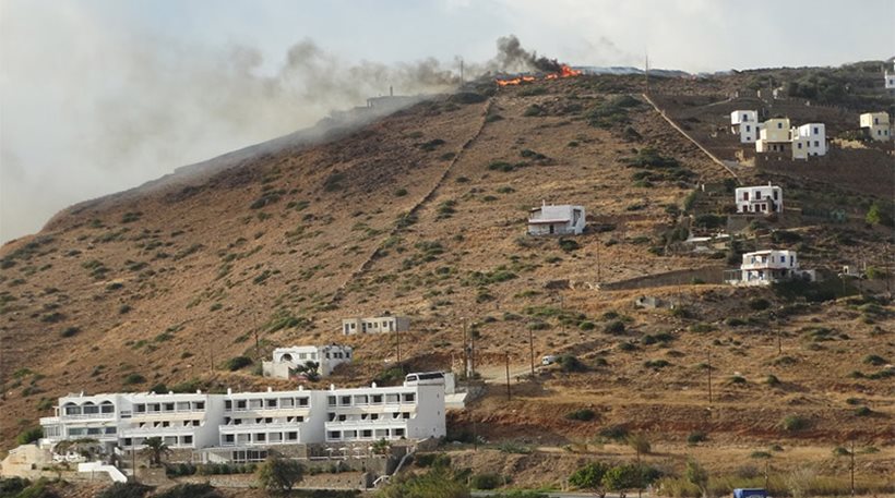 Σε ύφεση η μεγάλη πυρκαγιά στην Άνδρο