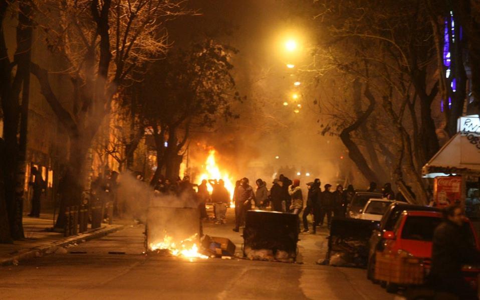 Στον εισαγγελέα οδηγούνται οι δυο συλληφθέντες για τα επεισόδια στο ΕΜΠ