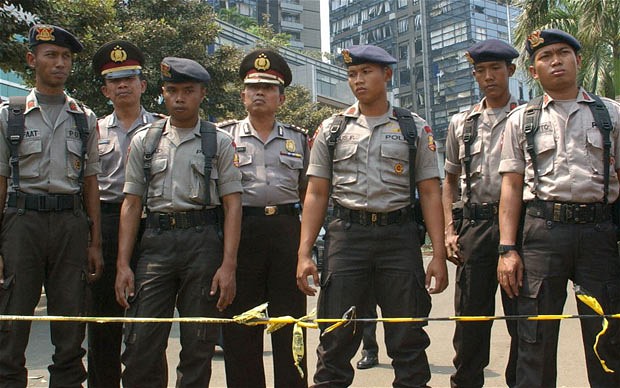 Άνδρας επιτέθηκε με μαχαίρια σε αστυνομικούς στην Ινδονησία – 5 τραυματίες