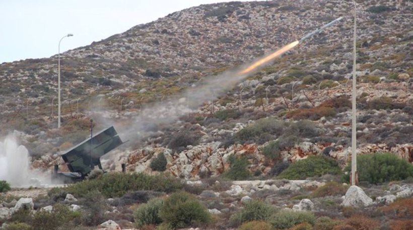 Έκρηξη πυραύλου κατά τη διάρκεια άσκησης πάνω από την πόλη του Ρεθύμνου αναστάτωσε τους κατοίκους (φωτό)