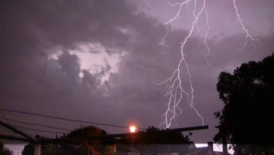 Προβλήματα από την κακοκαιρία και στον Βόλο: Κεραυνός χτύπησε πολυκατοικία (φωτό)