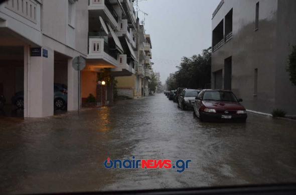 Ισχυρή καταιγίδα πλήττει το Μεσολόγγι – Σε ποτάμια έχουν μετατραπεί οι δρόμοι (φωτό, βίντεο)