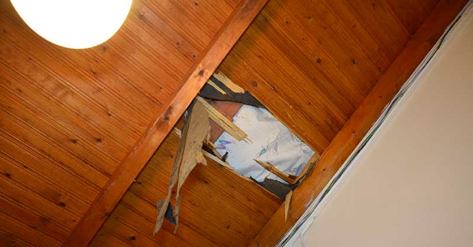 Σοκ στο Μεσολόγγι: Βούτηξαν στη θάλασσα για να γλυτώσουν από το βράχο που έπεσε στο σπίτι (εικόνες)